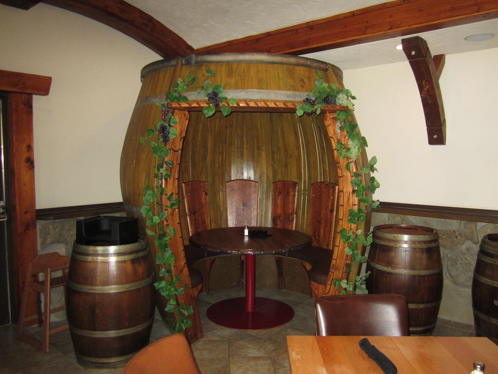Chetwynd The Pine Inn מראה חיצוני תמונה