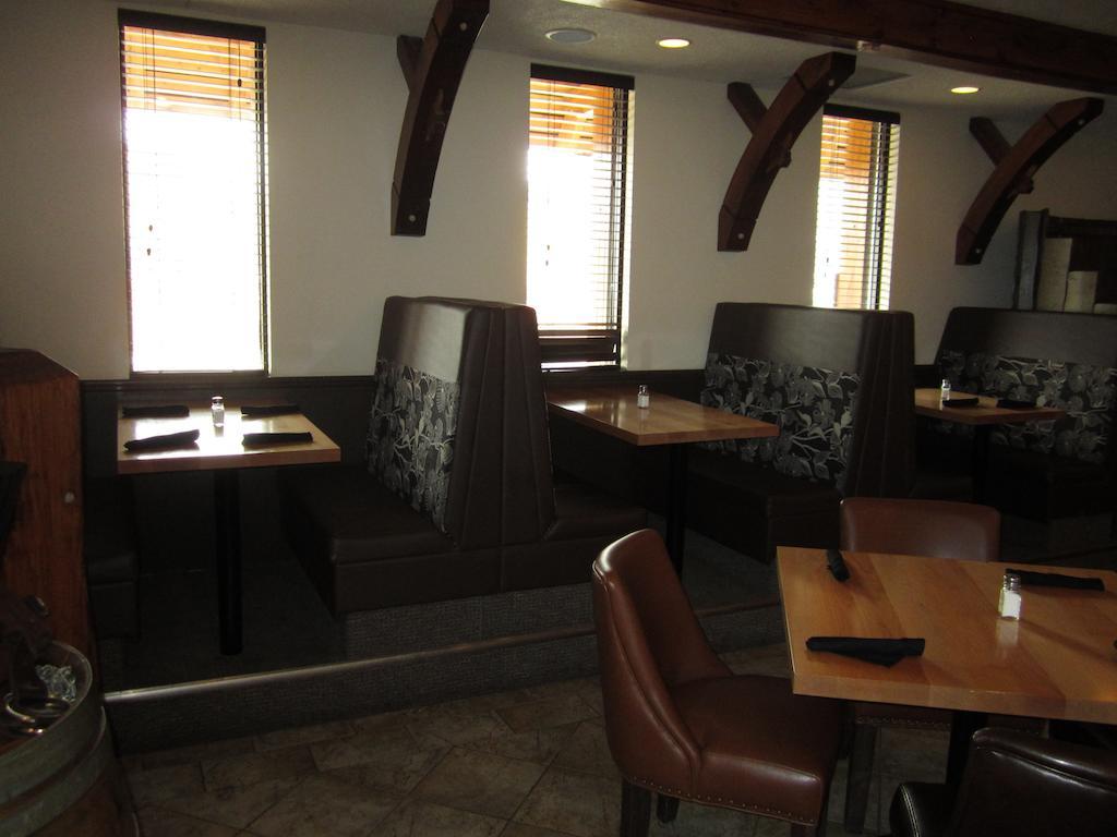Chetwynd The Pine Inn מראה חיצוני תמונה