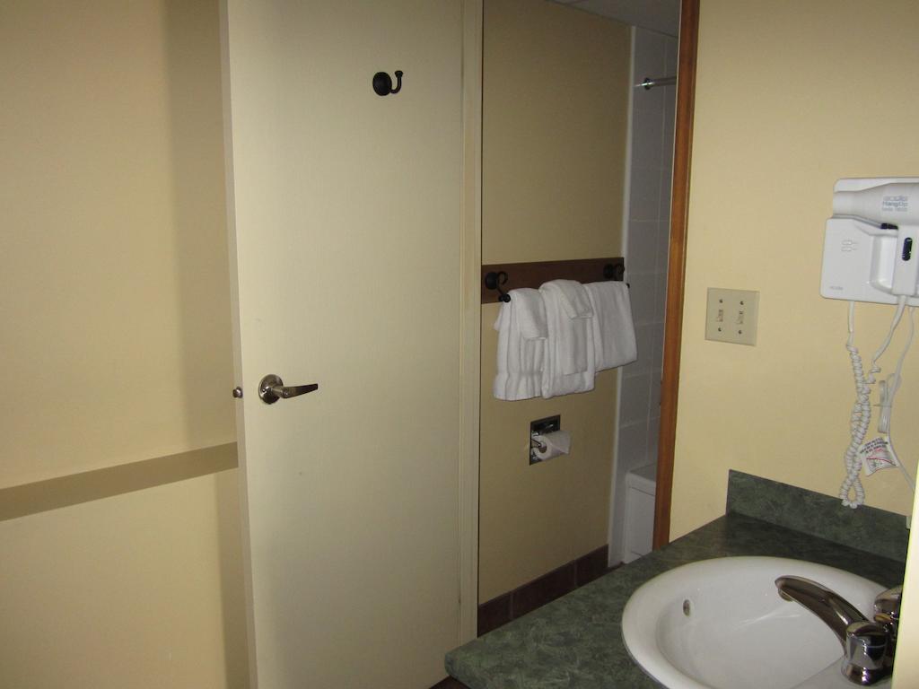 Chetwynd The Pine Inn חדר תמונה