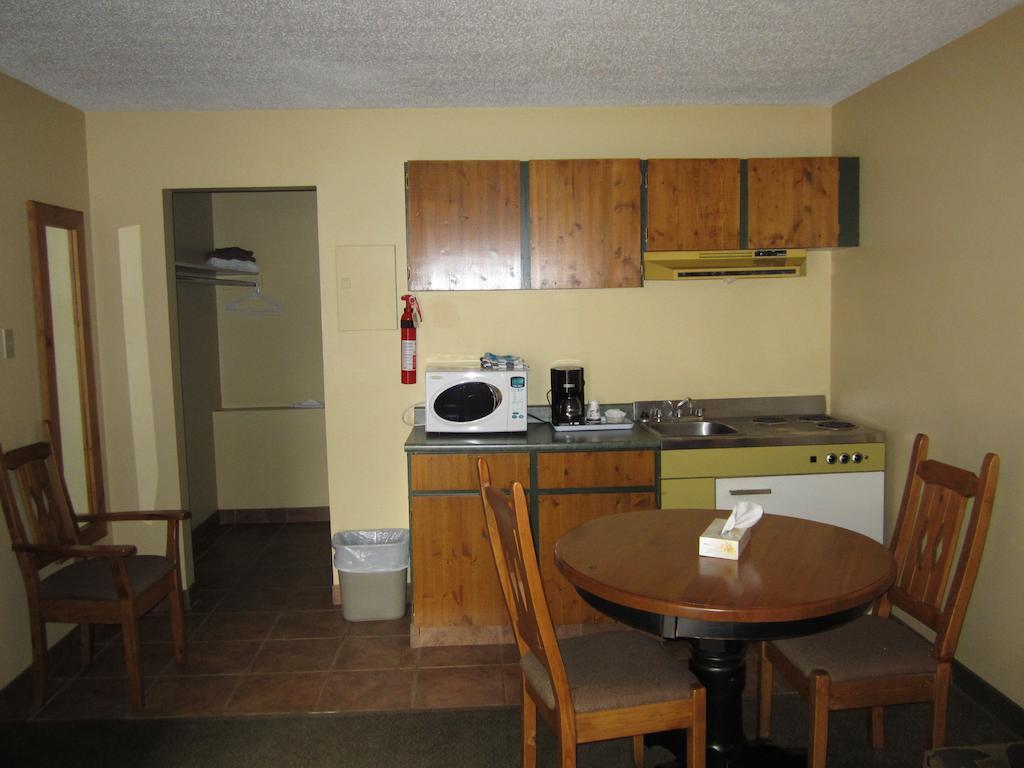 Chetwynd The Pine Inn חדר תמונה